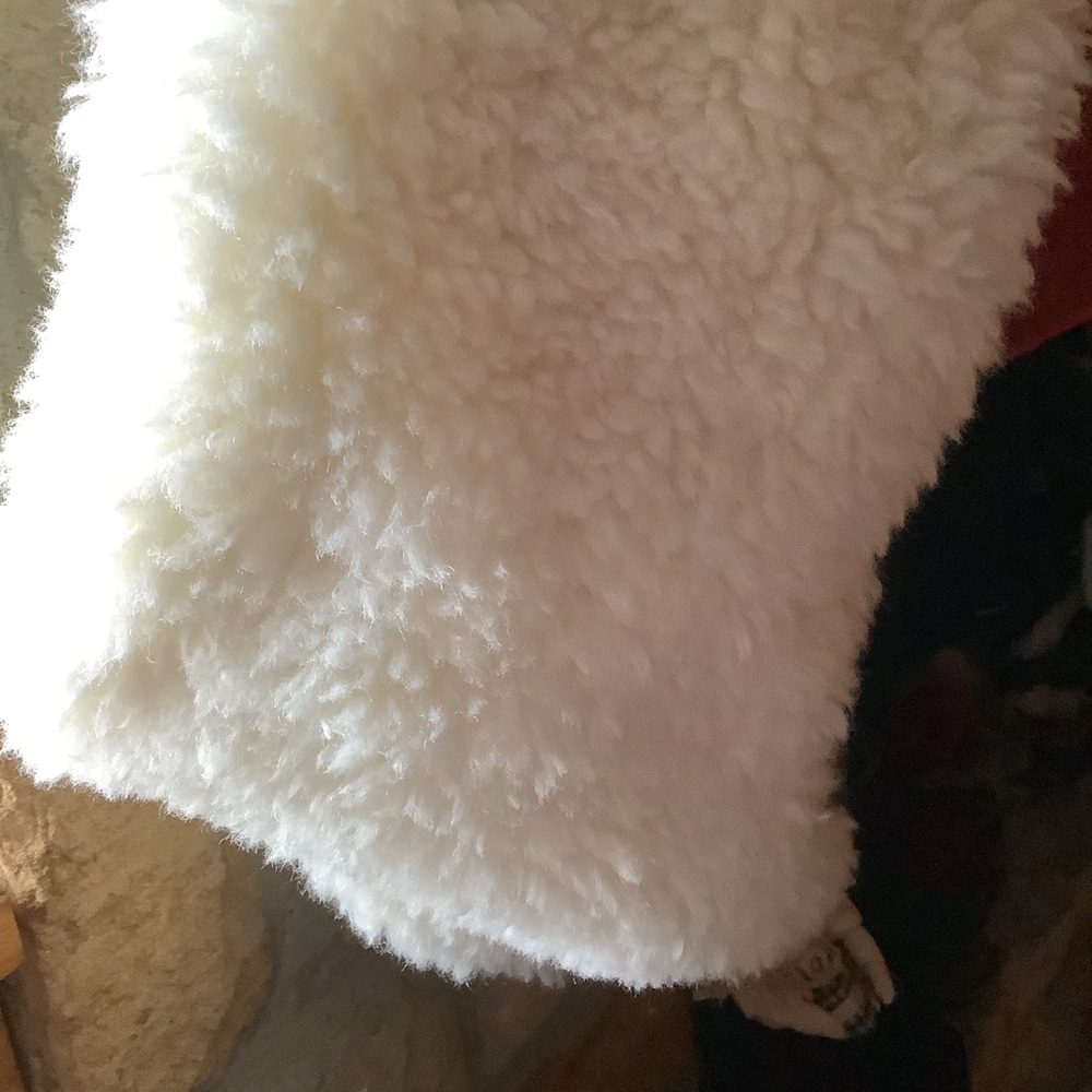 Four Tahari Fluffy White Christmas Stockings NWOT - Picture 5 of 12